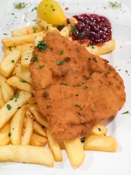 Wiener Schnitzel österreichisches Fleischgericht — Stockfoto