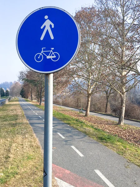 Piste cyclable et piéton dans le parc — Photo