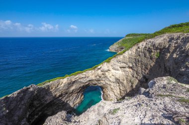 Trou au diable, doğal arch Marie Galante kayalıklardan