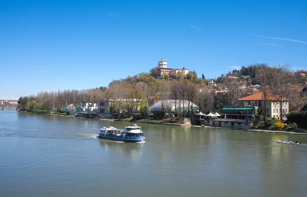 Barco turístico en el río Po en Turín — Foto de Stock