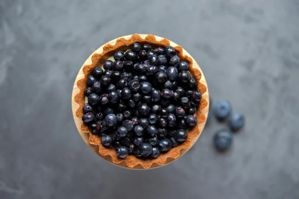 大蛋糕篮子与灰色的金属表面上的蓝莓。六 — 图库照片