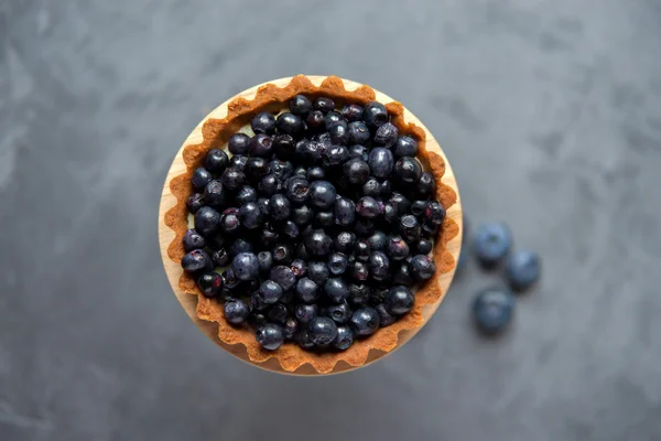 Grand panier à gâteaux avec des bleuets sur la surface métallique grise. Vi — Photo