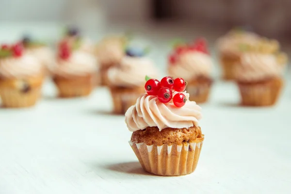 Muffins con arándanos, grosellas y arándanos. Magdalenas con Fotos de stock libres de derechos