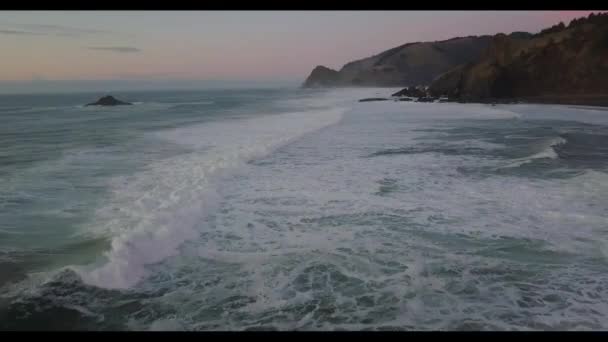 Κύματα Συντρίβονται Βραχώδεις Ακτές Των Ακτών Του Όρεγκον Ηπα Κατά — Αρχείο Βίντεο