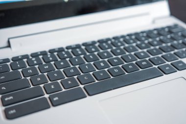 Modern dizüstü bilgisayarda siyah beyaz qwerty klavyesi