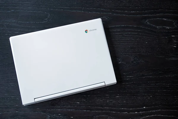 RIVERTON, UTAH, ABD: 6 Haziran 2020: Yepyeni bir dizüstü bilgisayar mutfak masasında oturuyor. Utah 'taki devlet okulu sistemleri, bir salgın sırasında okul öğrencilerinin evde kullanması için büyük miktarda Kromebook satın aldı..