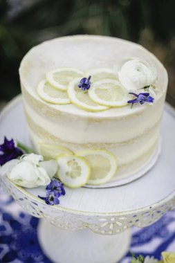 Sarı, mavi temalı ve limon aksanlı düğün pastası.