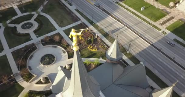Aerial drone shot of Provo Utah Temple, cityscape and grounds — Stock Footage Aerial Drone Shot Provo Utah Temple Cityscape Grounds Royalty Free Stock Video