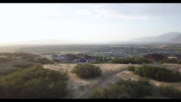 Vlieg Van Moderne Bergachtige Woonwijk Bij Zonsondergang — Stockvideo