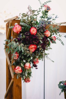 Açık hava resepsiyonunda düğün portakal çiçekleri çelengi.