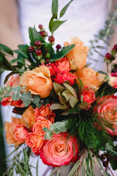 Νύφη Κατέχει Όμορφη Ζωντανή Γαμήλια Ανθοδέσμη Από Πορτοκαλί Και Κόκκινα — Φωτογραφία Αρχείου