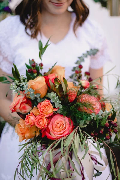 Bride Holds Beautiful Vibrant Wedding Bouquet Orange Red Roses — Stock Photo, Image