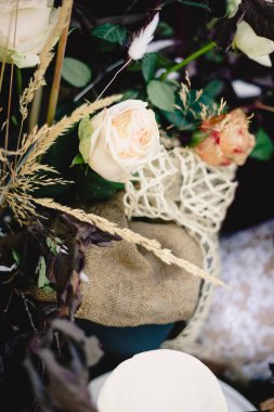 Şık kırsal düğün buketi ve resepsiyon seti, beyaz güller, çuval bezi, mor