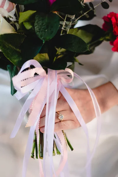Diamond Wedding Ring Floral Arrangement Bride — Stock Photo, Image