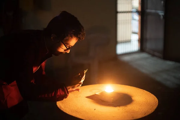 Muž žena pořizuje nízké světelné snímky diya olejové lampy s mobilním telefonem pro sdílení obrázků na hinduistickém festivalu diwali — Stock fotografie