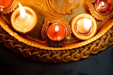 Yarı kare çekimde, Hindistan 'daki Diwali Festivali' nde süsleme olarak kullanılan küçük pamuk fitili ile renkli toprak kaplama diya yağ lambaları gösteriliyor.