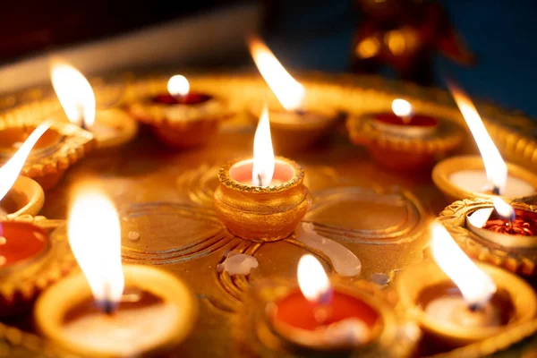 Macro tiro mostrando coloridas lâmpadas de óleo de diya faiança com um pouco de pavio de algodão para queimar óleo para a luz, muitas vezes usado como decoração no festival hindu de diwali — Fotografia de Stock