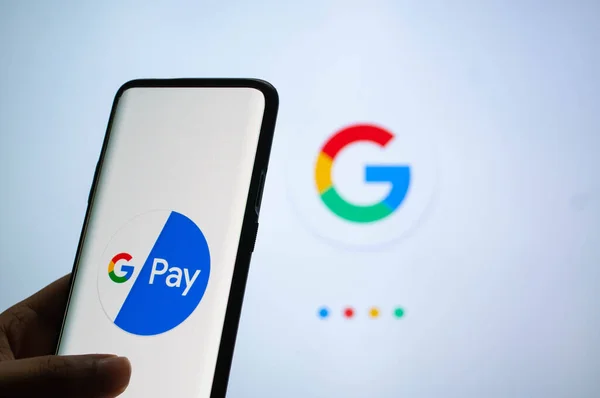 Application Google Pay connectée sur un mobile devant un écran blanc avec le symbole Google — Photo