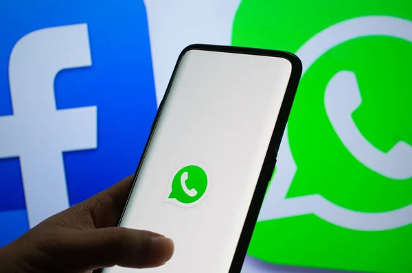 Un mobile connecté à l'application mobile Whatsapp devant un écran de logo — Photo