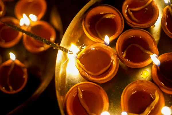 Cámara lenta de arriba hacia abajo disparo de Phuljhadi que se enciende de una lámpara de aceite diya colocado en un plato con él la iluminación y chispas que vuelan hacia fuera tiro en el festival indio de Diwali — Foto de Stock