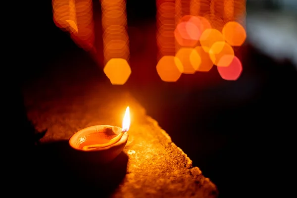 Strzał diya lampy olejowej emitującej dym z nieostrym bokeh światła strunowe w tle na hinduskim festiwalu diwali — Zdjęcie stockowe
