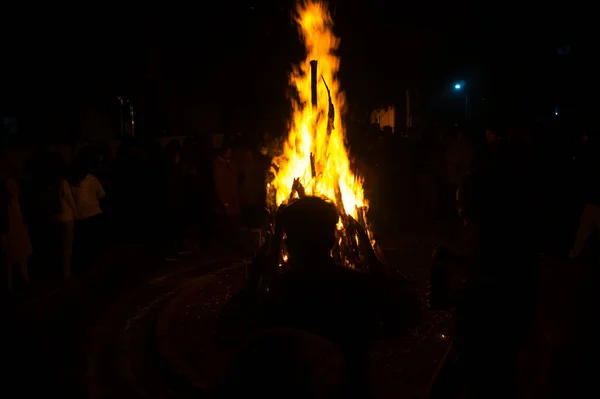 Гигантский костер зажгли на празднике Лохри в окружении людей — стоковое фото