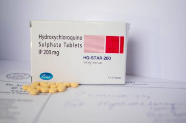 Reçeteli kağıtta bir kutu Hyroxychloroquine tableti.