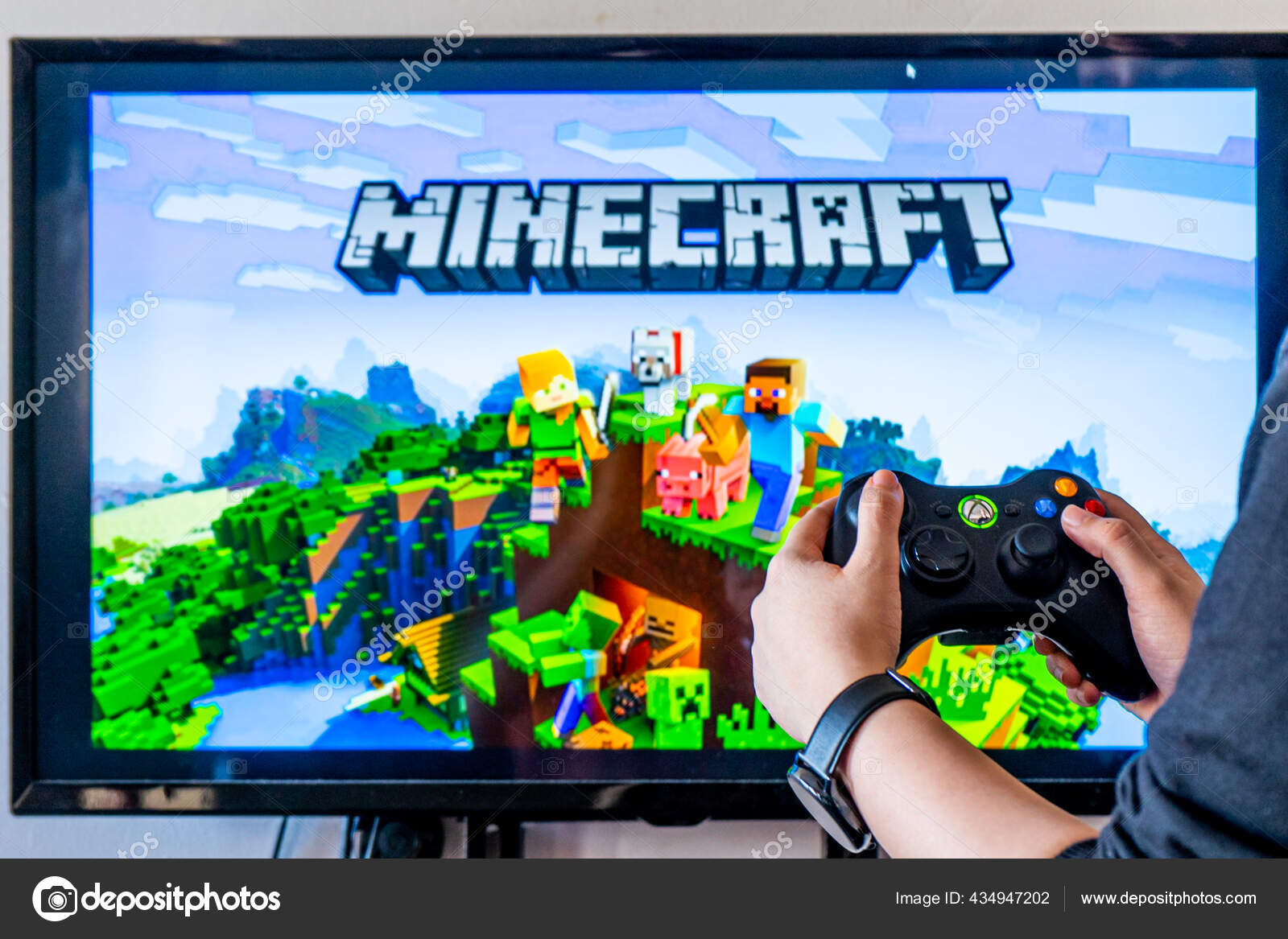 Женщина Держит Контроллер Xbox И Играет В Популярные Компьютерные.
