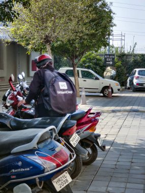 Siyah kentsel bel soğukluğu olan bir sürücü Hindistan 'ın tek boynuzlu atına hizmet vermek için bir bisiklete binmeye hazırlanıyor.