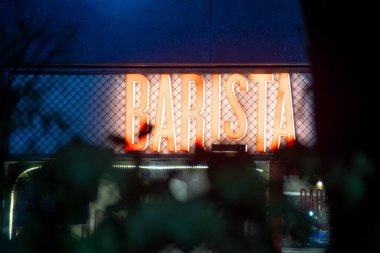 Gece çekilen barista kahve dükkanının ışıklı tabelaları çiftler ve insanlar için bir hedef olarak burayı gösteriyor.