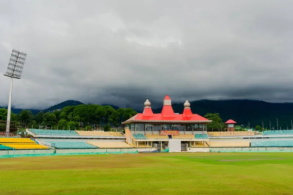 Широкий кут, знятий знаменитим крикетним стадіоном Дхарамшала на найвищій висоті стадіону - туристична гаряча точка і пам'ятка. — стокове фото