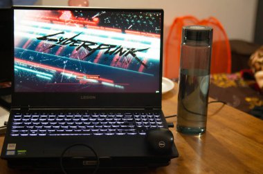 Laptop, üst düzey bir Izptop 'tan siber punk 2077' ye girdi.