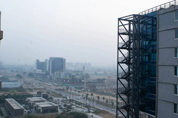 Вид з повітря на забруднення в місті видимий з відстані — стокове фото