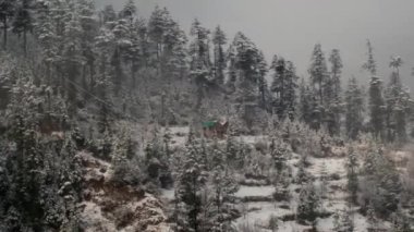 Dağlarda taze karların zamanı.