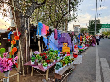 Yol kenarındaki mobilya, fabrika ve ev aksesuarları Hintli müşterilerin alıp kullanması için makul fiyatlara satılıyor.