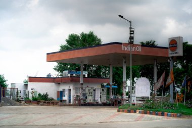 Bulutlu bir günde, benzin ve mazot fiyatları en yüksek değerlerini vurduğunda Hindistan petrol pompası benzin istasyonu