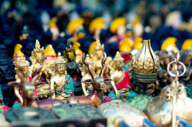 Rajasthan, Jaipur, dharamshala ve daha fazlasını arayan turistler için yol kenarındaki bir mağazada minyatür Buda heykelleri