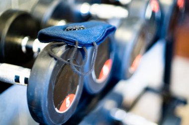 Hindistan 'da koronavirüs salgını sırasında vücut geliştirmeyi, rehabilitasyonu ve iyileşmeyi gösteren bir rafa koyulmuş mavi dokuma maske.