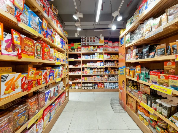 FMCG producten op de plank met kleurrijke verpakking die gemakkelijk te maken en te eten producten gezondheidsvoedsel en meer door bedrijven zoals unilever, nestle, kellogs en nog veel meer — Stockfoto