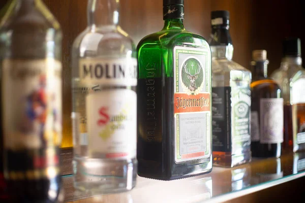 Botellas de licor alcohol ginebra ron vodka en un estante de madera en un bar bar restaurante hotel o casa en la India que muestra el creciente interés en el licor internacional —  Fotos de Stock