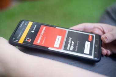 Sarı ve kırmızı ekran, küçük işletmeler lojistik ve nakliyat işleri için bir cep telefonunda uluslararası ve yerli sevkiyat seçeneği sunuyor