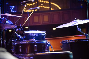 Yakın çekim, bateri setini birden fazla davul zili, bas gitar ve daha fazlası Gurgaon Delhi 'deki bir gece kulübü barında konser vermek için sahneye yerleştirilmiş.