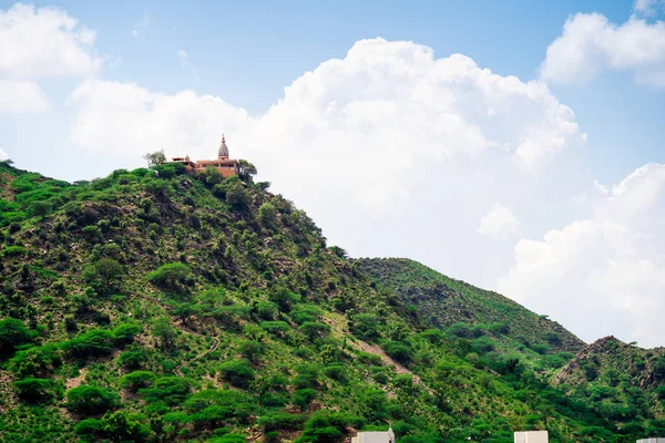 Хмари, що рухаються за невеликим індуїстським пагорбом храм Манса Чанді-Дені на пагорбах в Раджастані популярне місце подорожі під час мусонних дощів — стокове фото