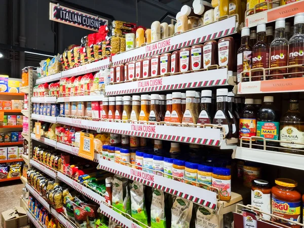 Supermarkt hypermarkt planken in een gangpad gevuld met Indiase merk Veeba met sauzen van vele smaken klaar om te kopen — Stockfoto