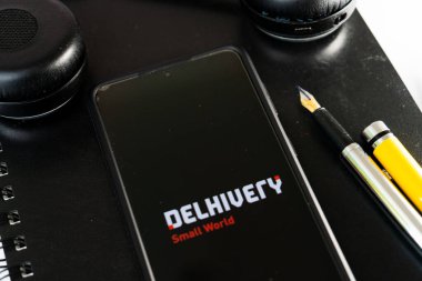 Flatlay, e-ticaret şirketlerini destekleyen alım-satım ve teslimatla başlayan Hint lojistik uygulamasını gösteren bir cep telefonu görüntüsü