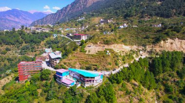 Chopta Tungnath Uttarakhand Uttarakhand Hindistan 'daki Himalaya dağ yamaçlarına inşa edilmiş basamak çiftlikleri ve binalarla çevrili bir dağın tepesindeki Hindu İHA' sını vurdu.
