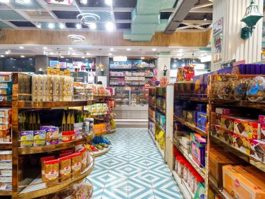 Delhi, Hindistan - 7 Aralık 2023: Süpermarket rafları, spencer, dmart, spencer gibi yerlerde Hintli izleyicilere sunulan geniş seçenekleri gösteren çok çeşitli tüketici malları paketlenmiş gıda ürünlerini gösteriyor