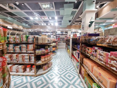 Delhi, Hindistan - 7 Aralık 2023: Süpermarket rafları, spencer, dmart, spencer gibi yerlerde Hintli izleyicilere sunulan geniş seçenekleri gösteren çok çeşitli tüketici malları paketlenmiş gıda ürünlerini gösteriyor