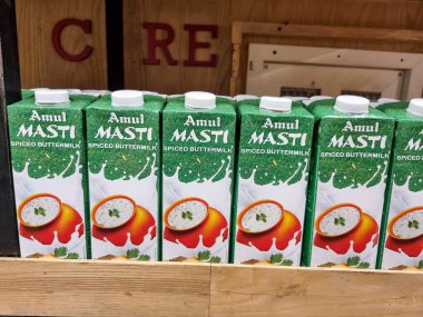 Delhi, Hindistan - 22. Mar 2025: Hindistan 'ın en büyük kooperatif süt üreticisini ve sahip oldukları ürünleri gösteren tetra amul masti tereyağı paketleri rafta duruyor