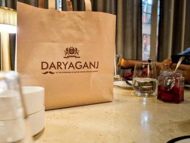 Delhi, Hindistan - 29 Eylül 2025: Daryaganj Delhis 'in ünlü Hint gıda rezeksiyoncusu tereyağlı tavuk ve Dal Makhni tereyağı servis ediyor.